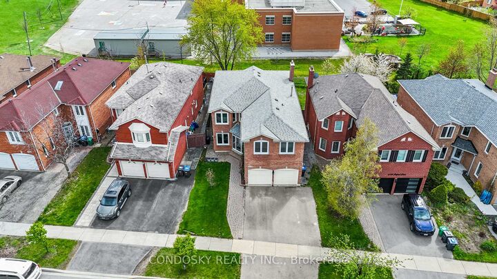 Property Photo: 6182 Duford Drive ON L5V 1A5