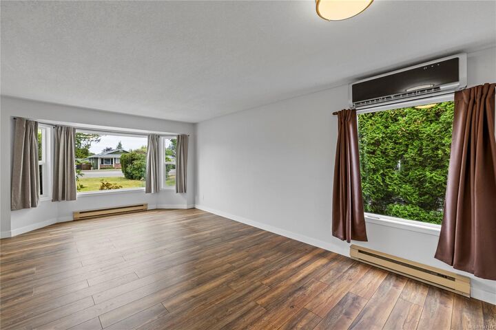 Property Photo: 574 Hirst Ave BC V9P 1H8