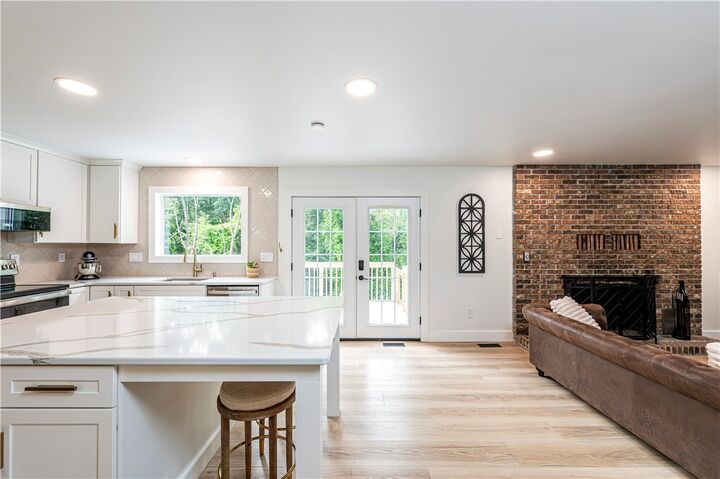 Property Photo: 328 Comstock Dr PA 15642