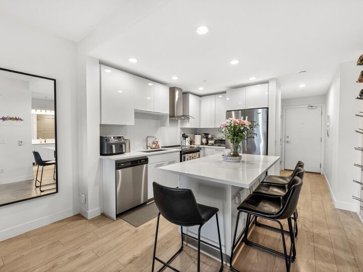 723 W 3rd Street 423 — photo 1
