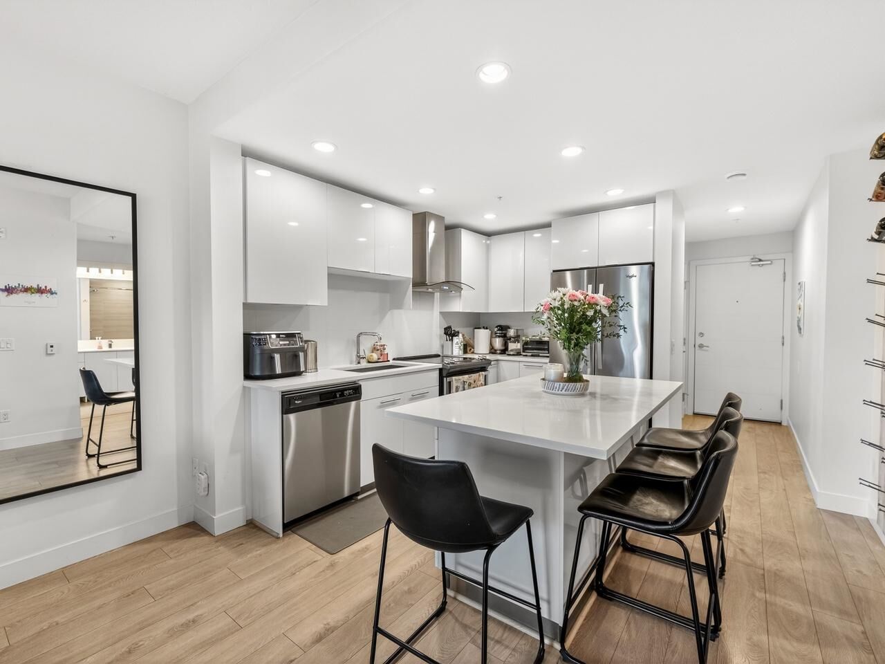 Property Photo: 723 W 3rd Street 423 BC V7M 0E4