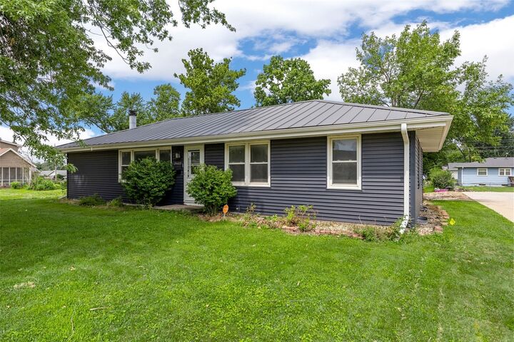 Property Photo:  2902 14th Avenue  IA 52302 