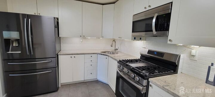 Property Photo:  43 Crabapple Lane  NJ 08823 