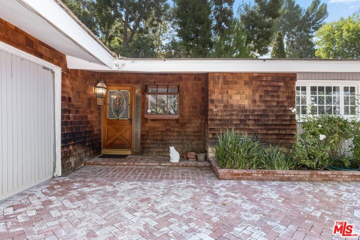 Property Photo: 5824 Laramie Ave CA 91367