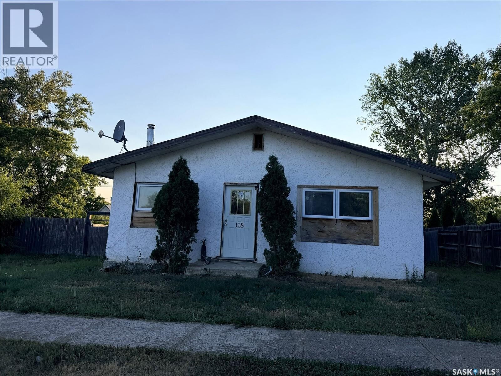 Property Photo:  118 Warwick Street  SK S0N 1T0 