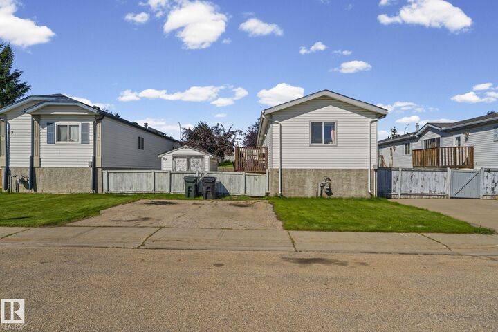 Property Photo:  89 Springfield Crescent  AB T7X 3H9 