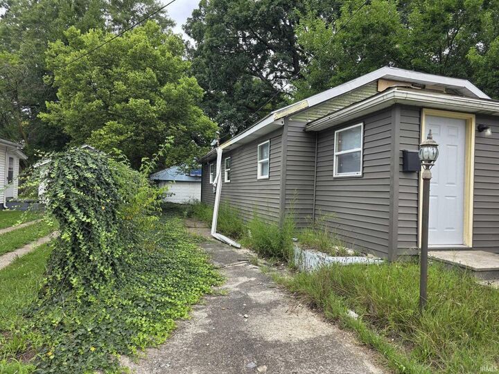 Property Photo:  1717 Robinson Street  IN 46613 