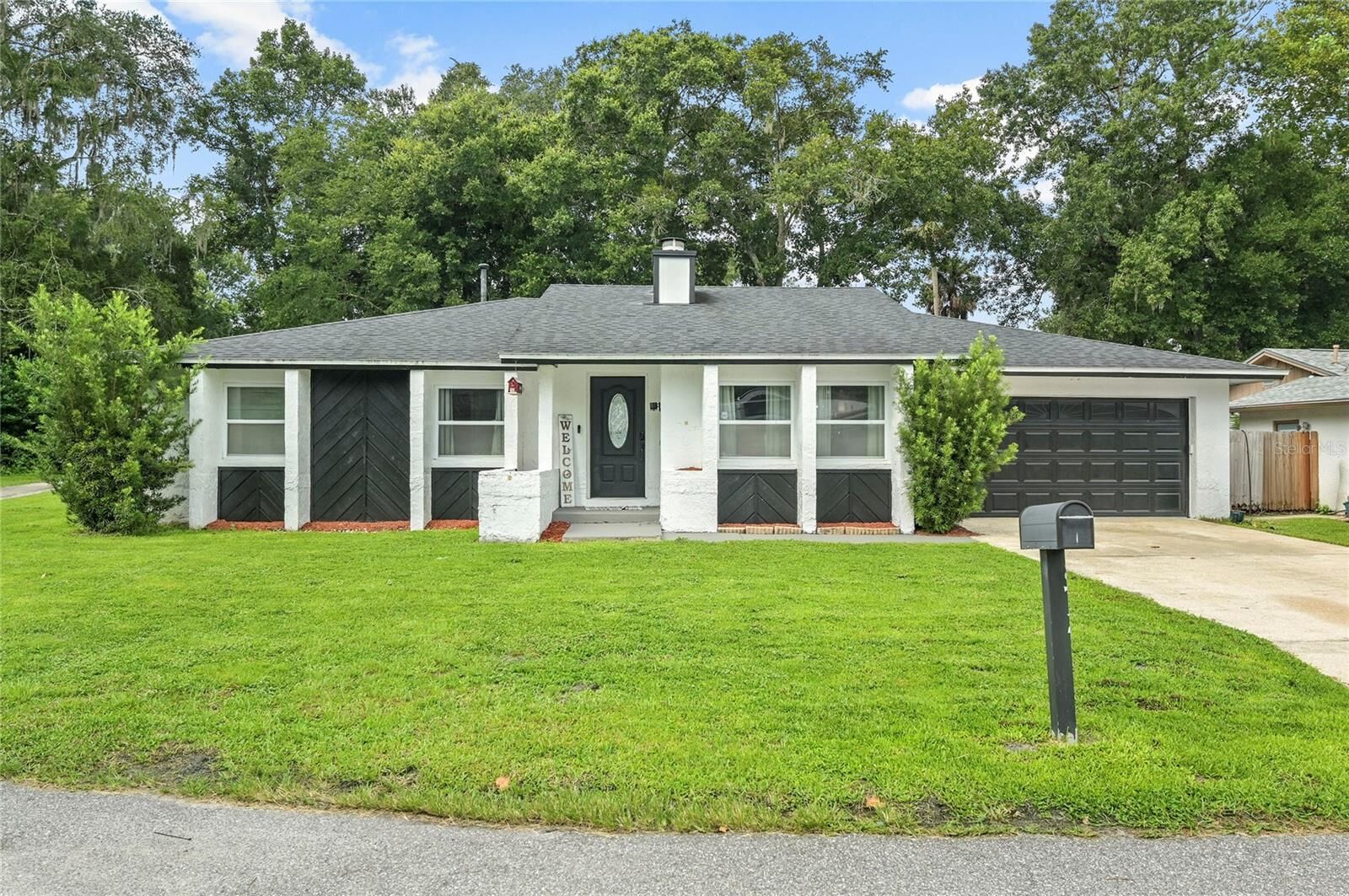 Property Photo: 872 Falkirk Drive FL 32708