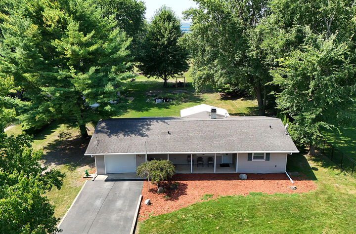 Property Photo:  