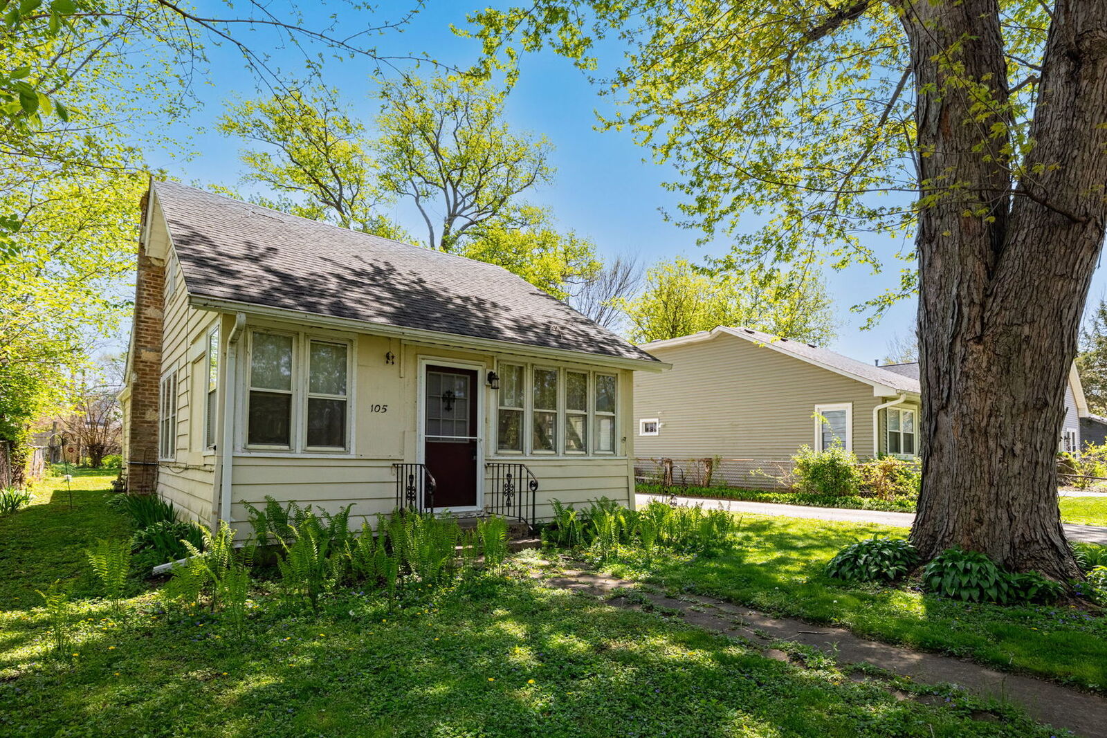 Property Photo:  105 Edgewood Avenue  IL 60014 