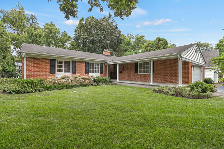 Property Photo:  433 W Sheridan Place  IL 60044 