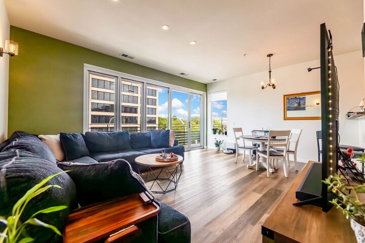 Property Photo:  17 W 35th Street 304  IL 60616 