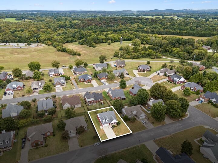Property Photo: 812 Renaissance Ave TN 37129