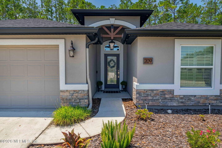 Property Photo: 209 E New England Drive FL 32033