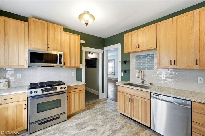 Property Photo: 425 West Avenue OH 44035
