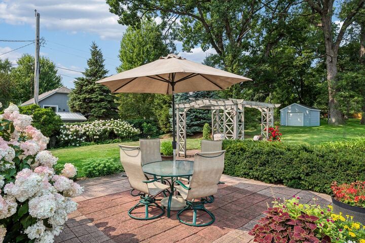 Property Photo:  425 Turners Crossroad N  MN 55422 