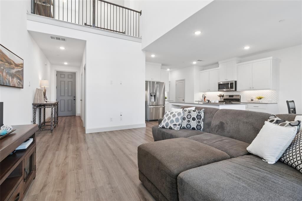 Property Photo: 1336 Hill Country Place TX 75009