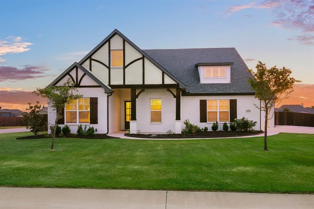 Property Photo: 8908 Lazy Oak Drive TX 76247