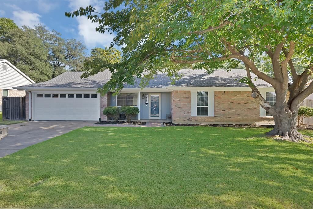 Property Photo: 5405 Pineridge Drive TX 76016