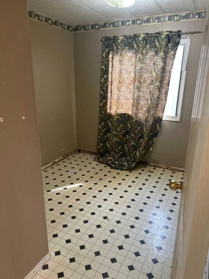 Property Photo:  70 Manor Park Crescent E  AB T1R 0P5 