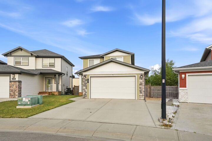 Photo de la propriété:  137 Hampton Crescent  AB T4S 0S1 