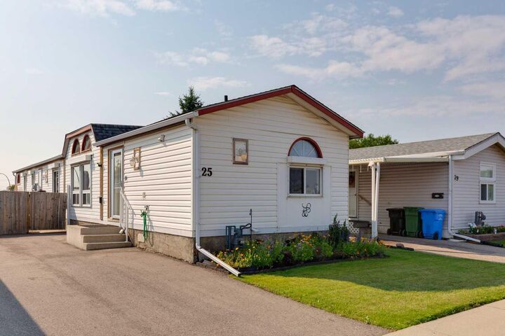 Property Photo: 25 Erin Woods Circle SE AB T2B 3C9