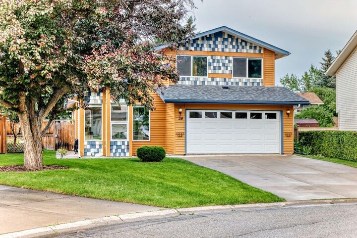 Property Photo: 39 Woodfield Crescent SW AB T2W 3W2