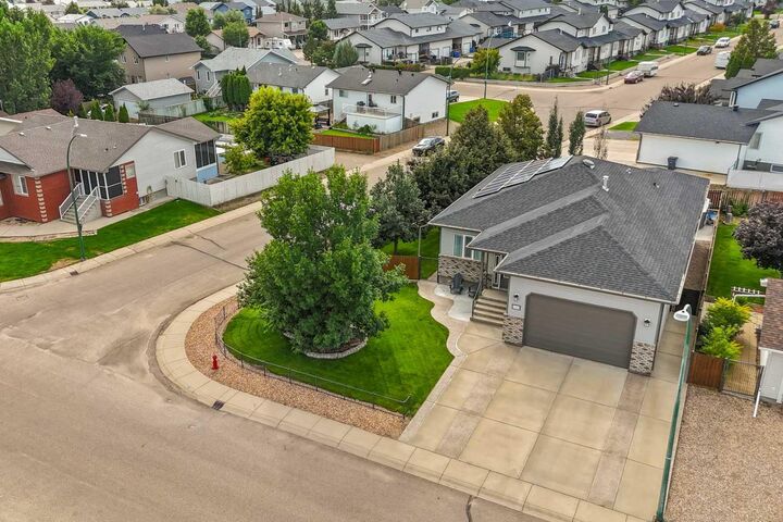 Property Photo:  2448 7 Avenue NE  AB T1C 1Y6 