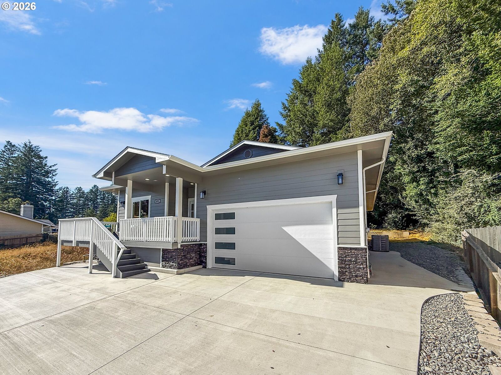 Property Photo: 891 Joshua Ct OR 97415