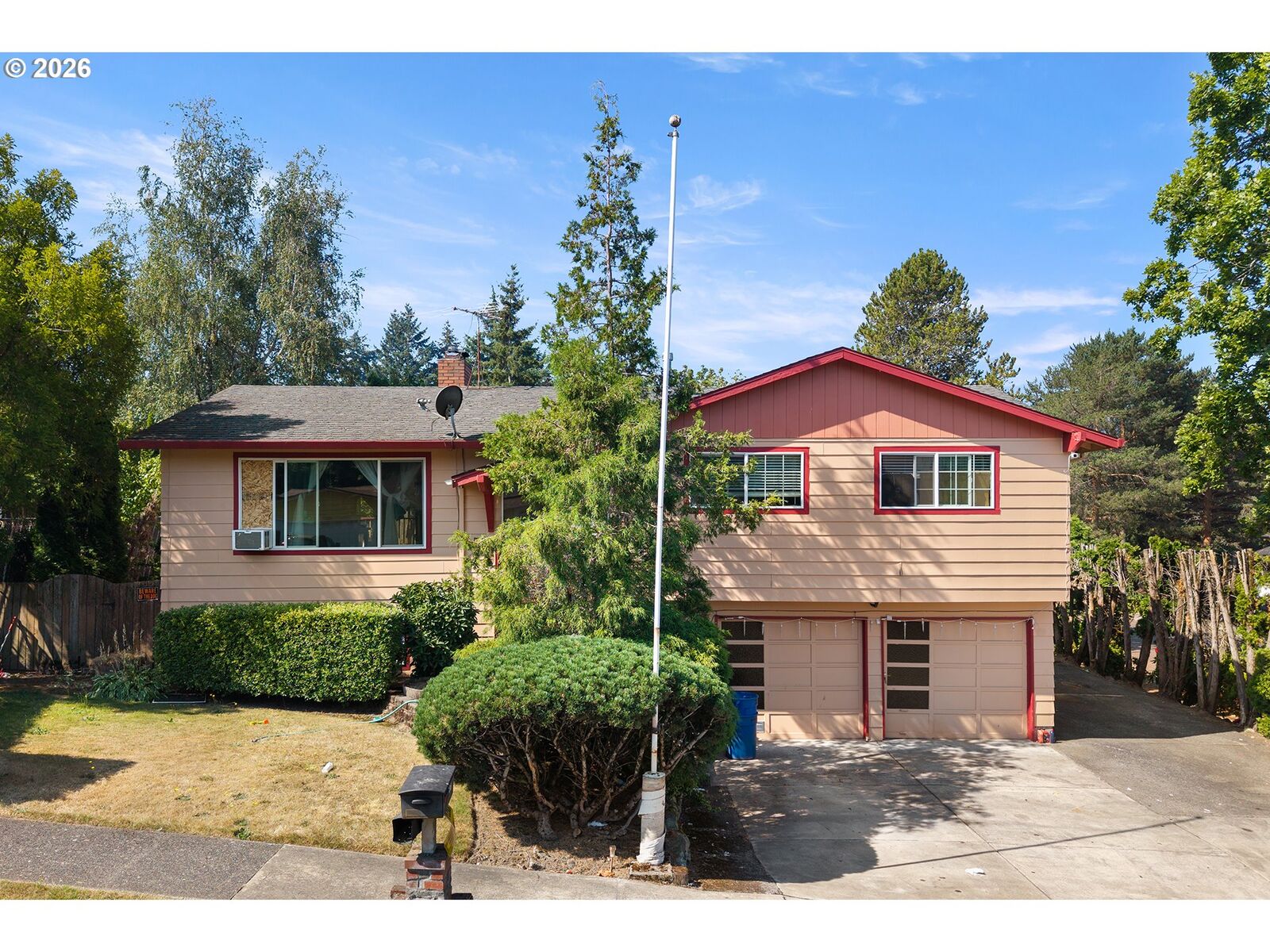 Property Photo:  586 SW 6th St  OR 97080 