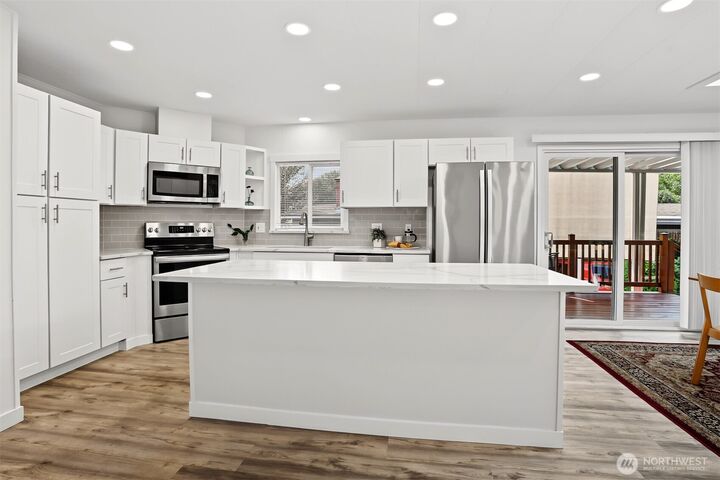 Property Photo:  1121  244th Street SW 6  WA 98021 