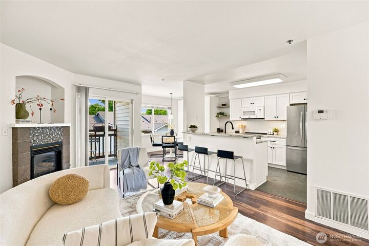 Property Photo:  901 E Marine View Drive 104  WA 98201 
