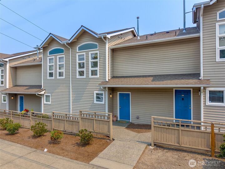 Property Photo: 901 E Marine View Drive 104 WA 98201