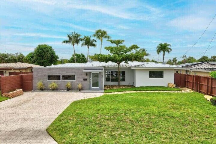 Property Photo:  1631 Poinsettia Drive  FL 33305 