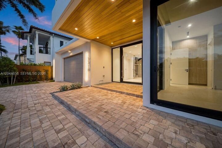 Property Photo:  3318 NE 16th Place  FL 33305 