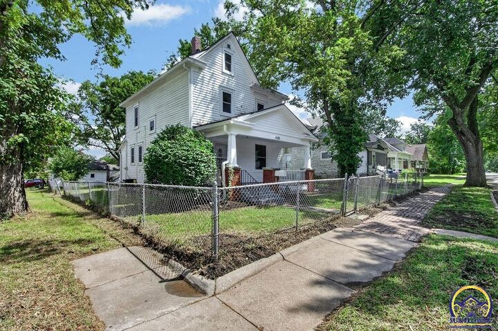 Property Photo:  1100 SW Macvicar Ave  KS 66604 