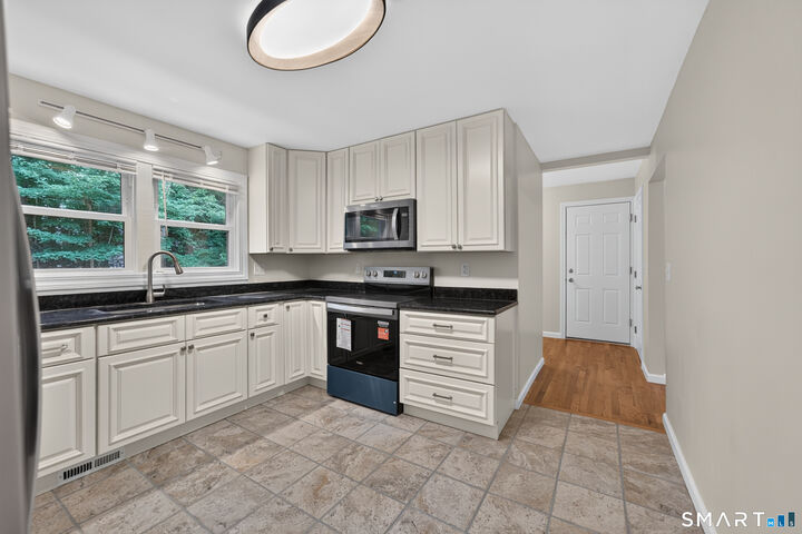 Property Photo:  11 Glover Avenue  CT 06371 