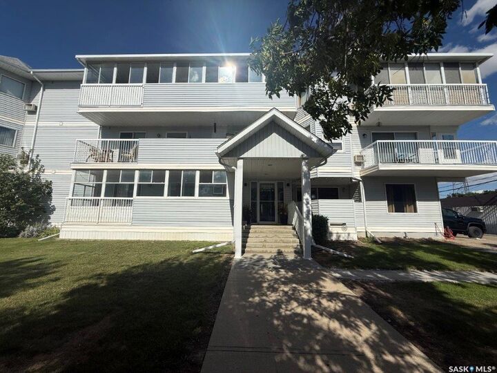 119 4th Avenue W 8 — photo 1