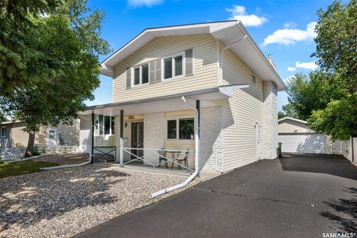 Property Photo:  305 Hanley Crescent  SK S4R 5A9 