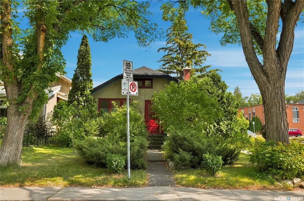 Property Photo:  902 4th Avenue N  SK S7K 2N6 