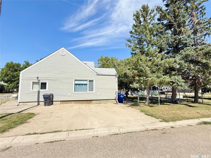 Property Photo: 718 4th Street S SK S4H 2G3