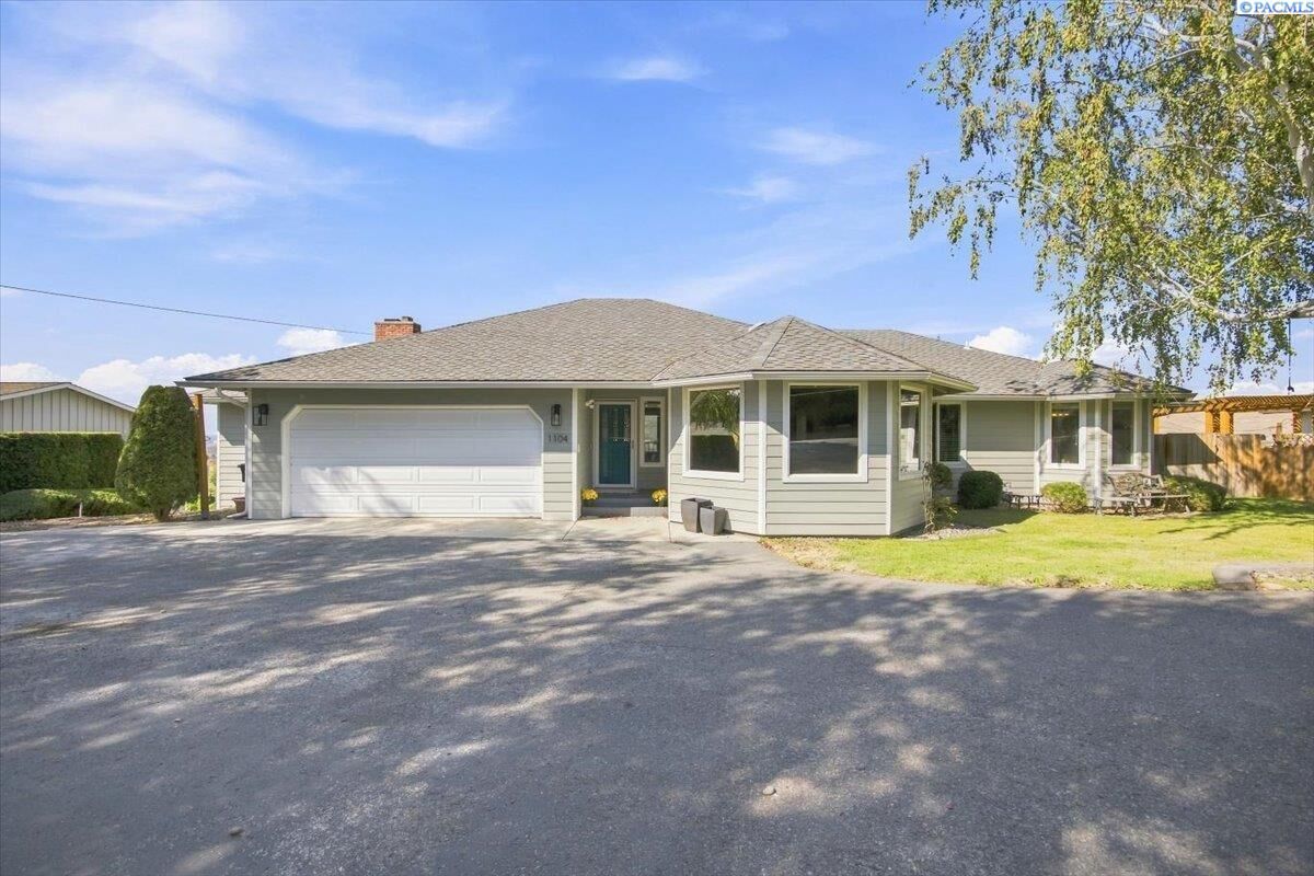 Property Photo:  1104 Fellows Dr  WA 98908-2204 
