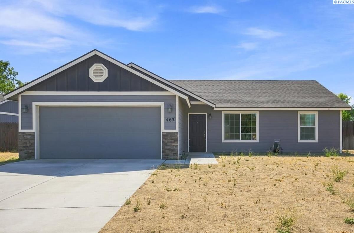 Property Photo:  462 E 15th Place  WA 99337 