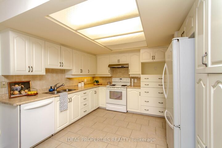 Property Photo:  39 Huntings End Avenue  ON K2M 1R2 