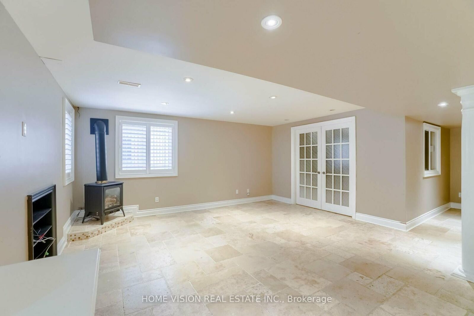 Property Photo:  24 Sandbanks Drive E Bsmt  ON L4E 4K7 