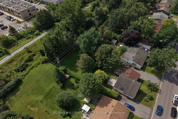 Property Photo: 140 Rothesay Drive ON K2L 1P1
