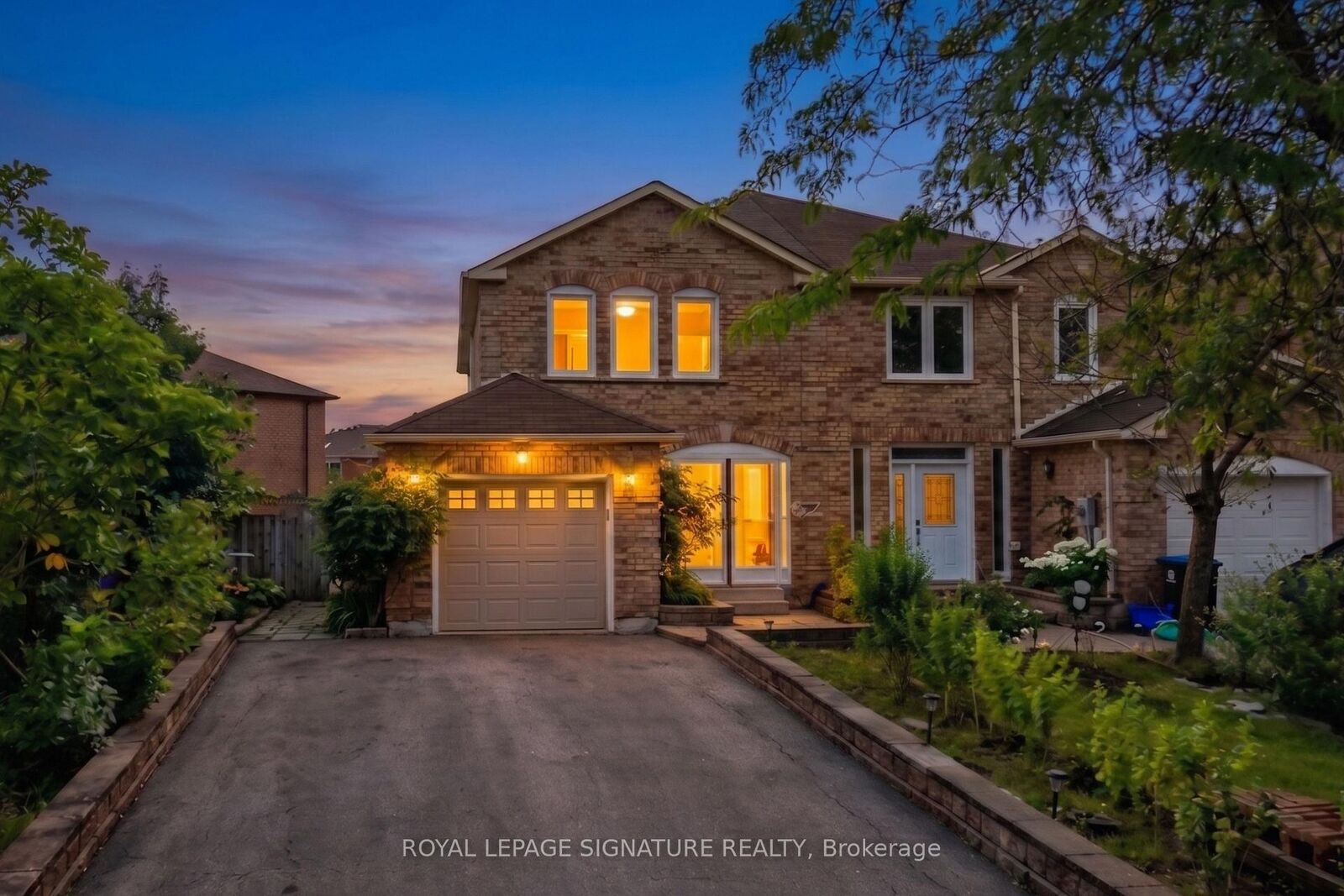 Property Photo:  352 Assiniboine Trail  ON L5R 2Y3 
