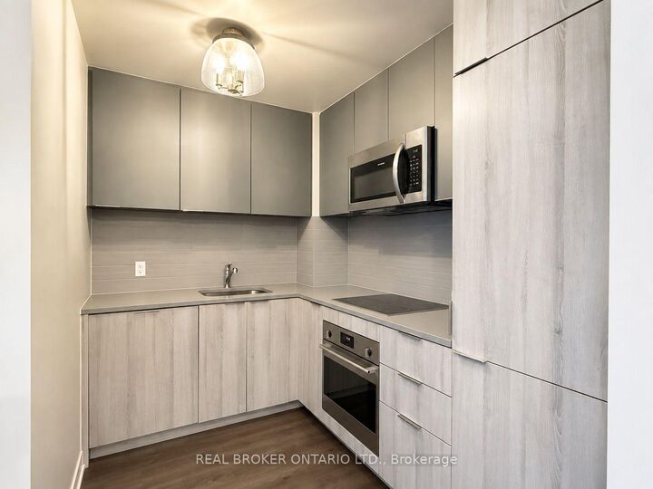 Property Photo:  223 St. Clair Avenue W 713  ON M4V 0A5 