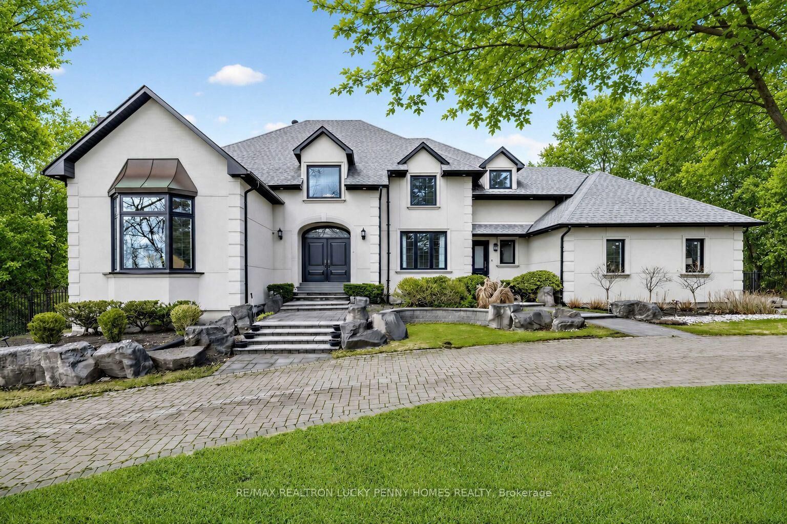 Property Photo: 18 Walnut Glen Place ON L6C 1A3