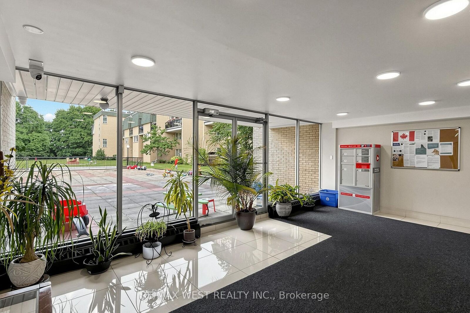 Property Photo: 1624 Bloor Street 105 ON L4X 2S2